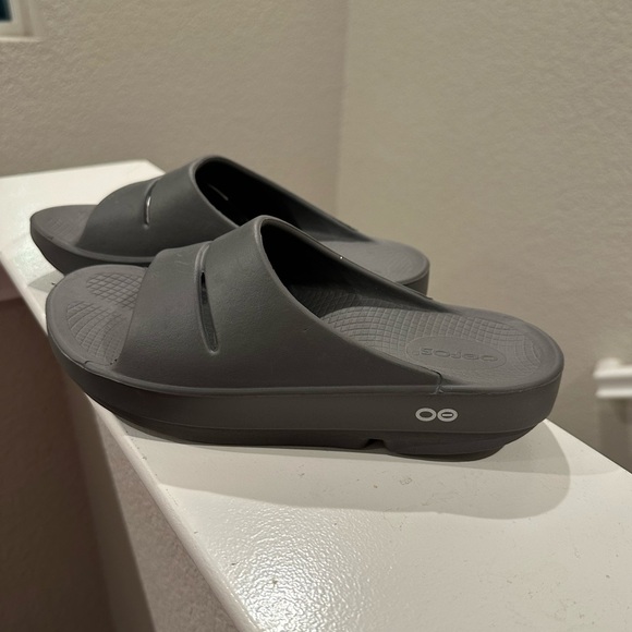 Oofos slides - NEW - Picture 3 of 4